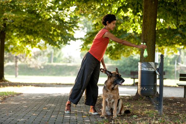 Mujer paseando a un perro ;15 Vecinos tan molestos que no te gustaría vivir en su vecindario