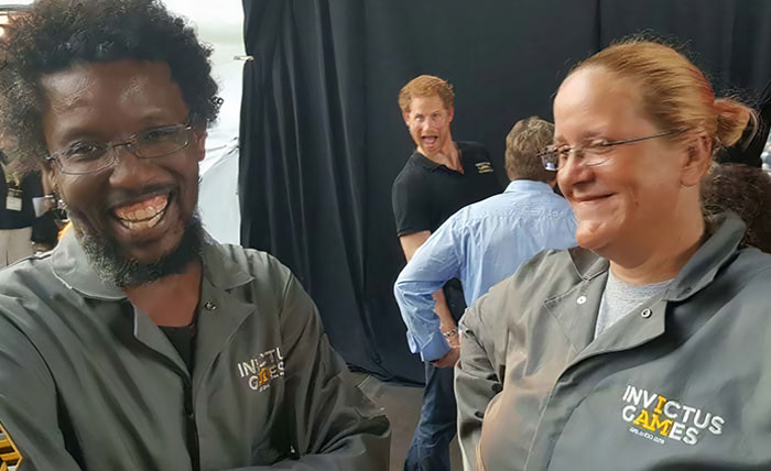 Personas siendo photobombeadas durante una sesión de fotos
