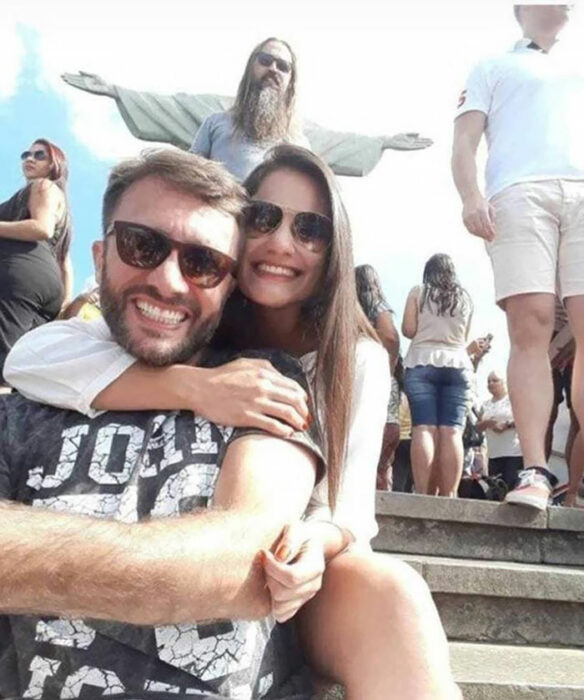 Personas siendo photobombeadas durante una sesión de fotos