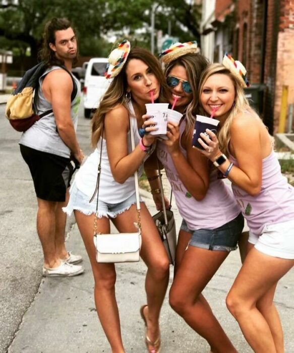 Personas siendo photobombeadas durante una sesión de fotos