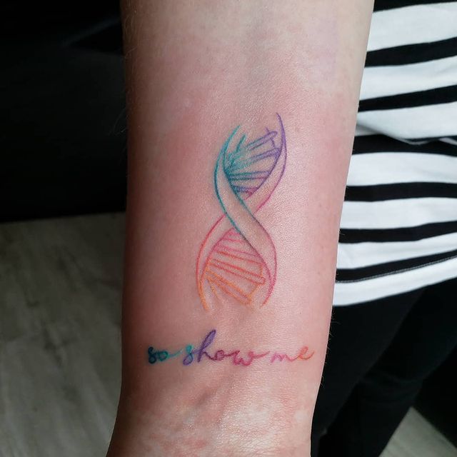 Cadena de ADN ;15 Tatuajes para llevar tu amor por BTS al siguiente nivel