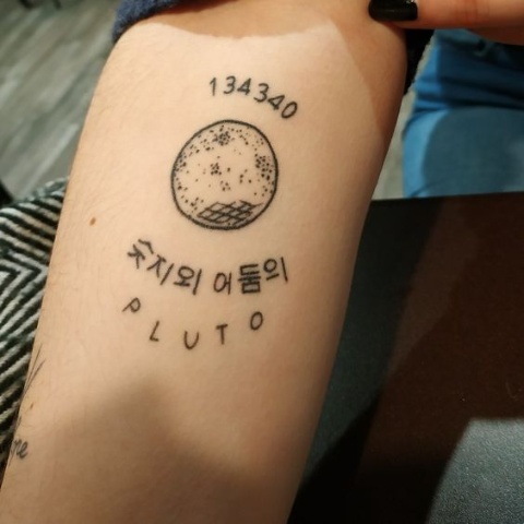 Silueta de un planeta ;15 Tatuajes para llevar tu amor por BTS al siguiente nivel