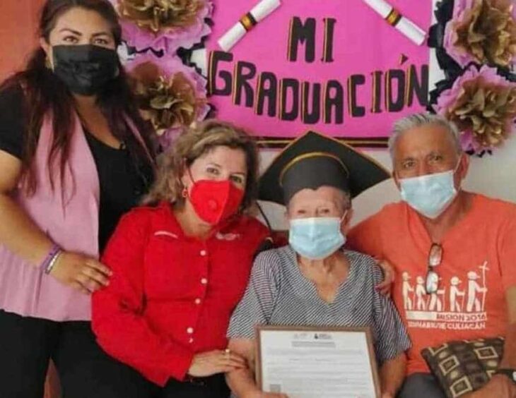 Adulta mayor en plena graduación; abuelita se graduó de la secundaria a los 89 años