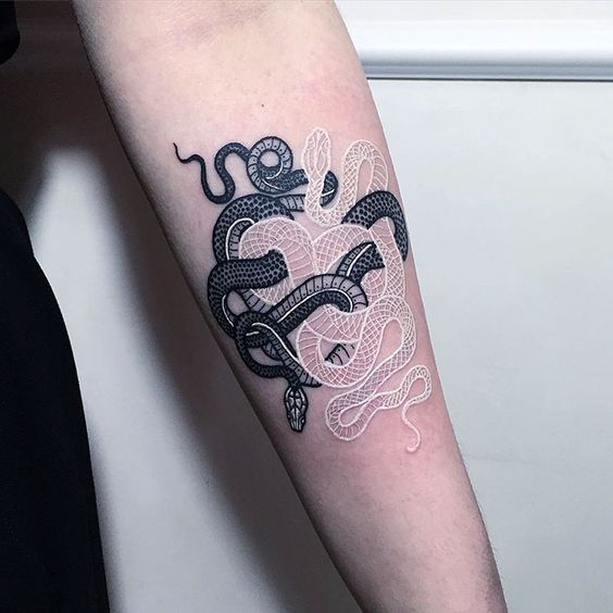 Serpiente en blanco y negro ;17 Tatuajes con serpientes que tu Medusa interior aprobará