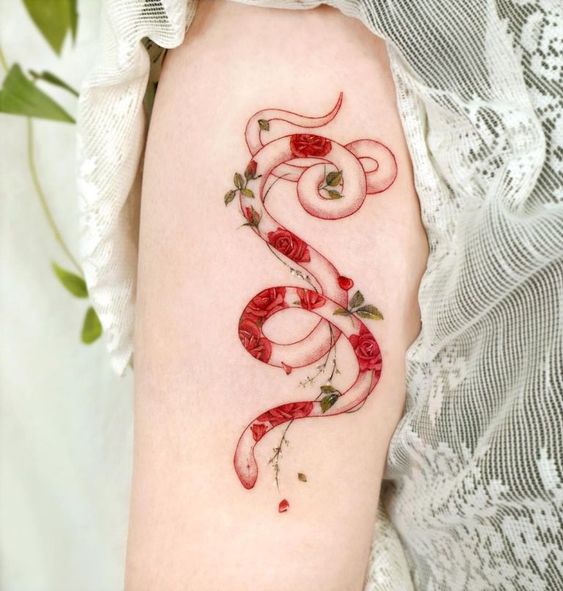 Serpiente rellena con flores ;17 Tatuajes con serpientes que tu Medusa interior aprobará