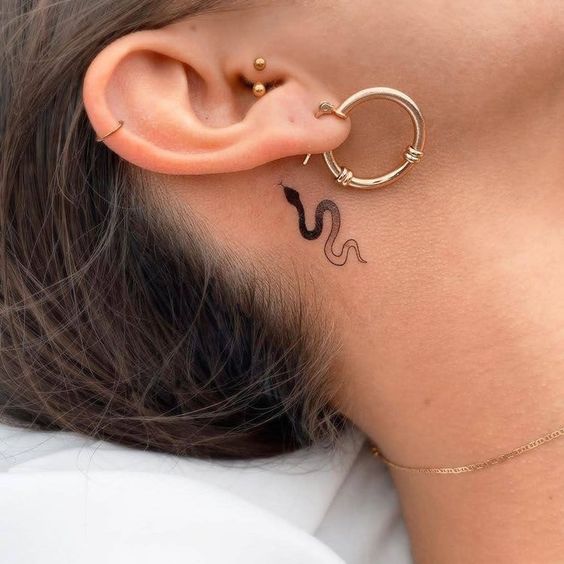 Serpiente detrás del oído ;17 Tatuajes con serpientes que tu Medusa interior aprobará