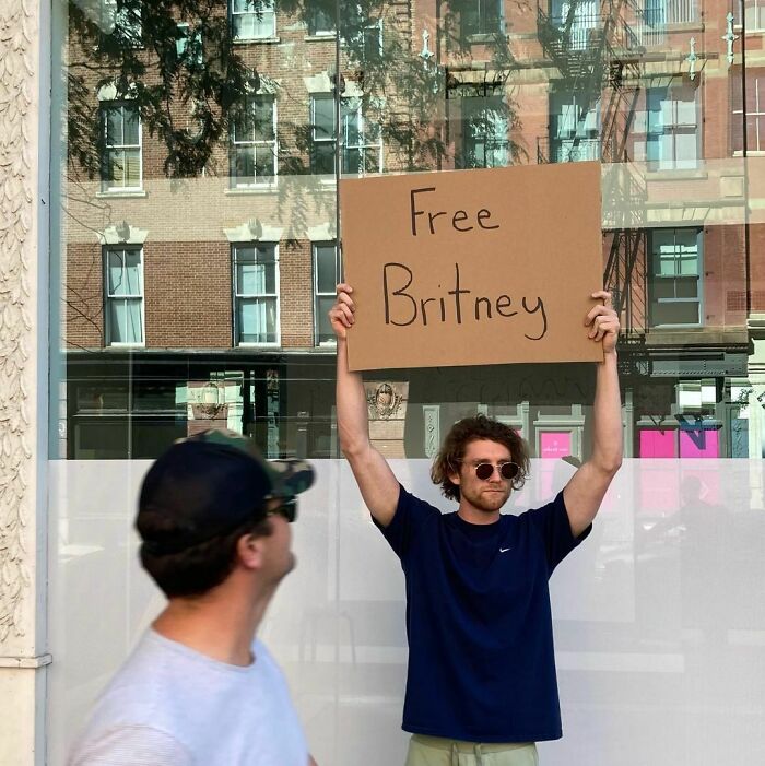 Chico protestando con un cartel en las calles de Nueva York 