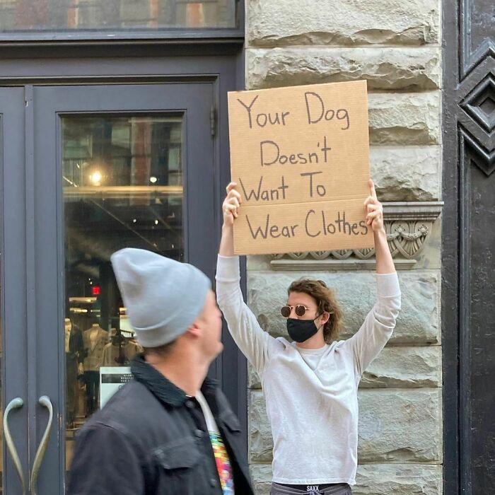 Chico protestando con un cartel en las calles de Nueva York 