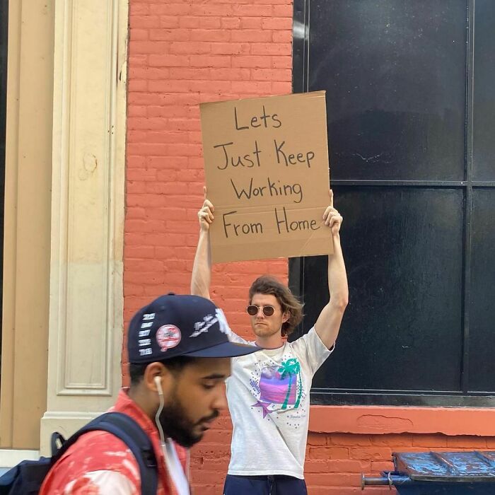 Chico protestando con un cartel en las calles de Nueva York 