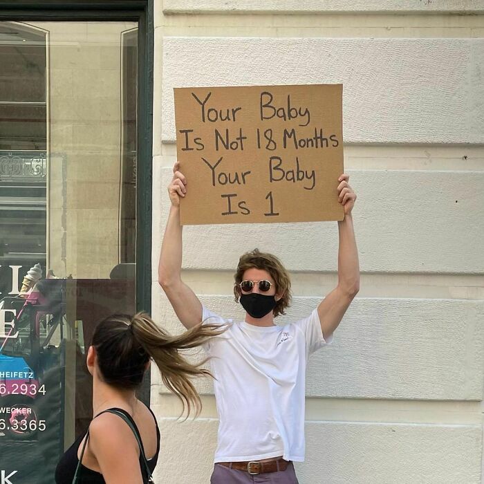 Chico protestando con un cartel en las calles de Nueva York 