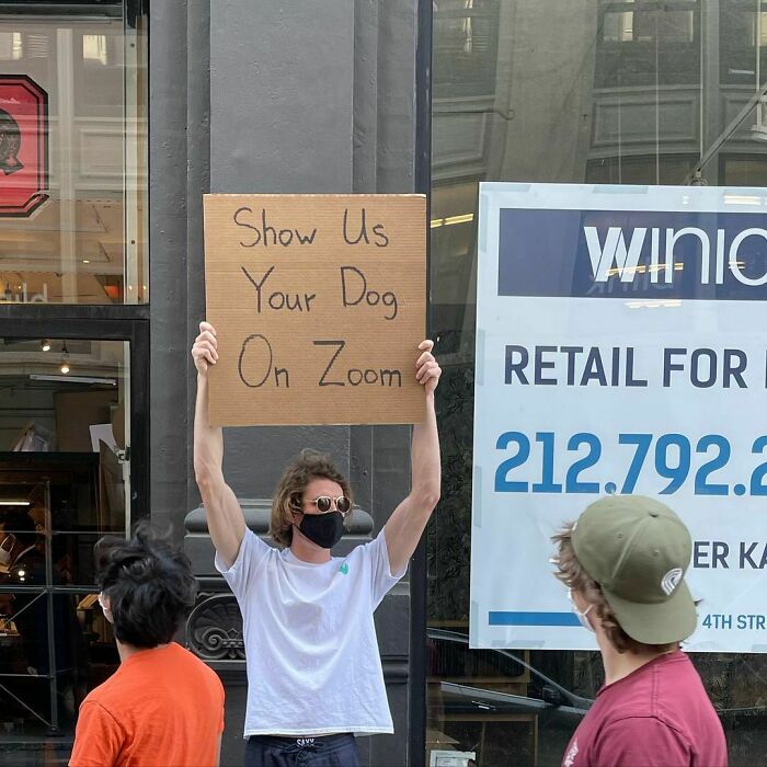 Chico protestando con un cartel en las calles de Nueva York 