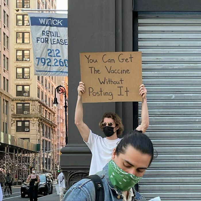 Chico protestando con un cartel en las calles de Nueva York 