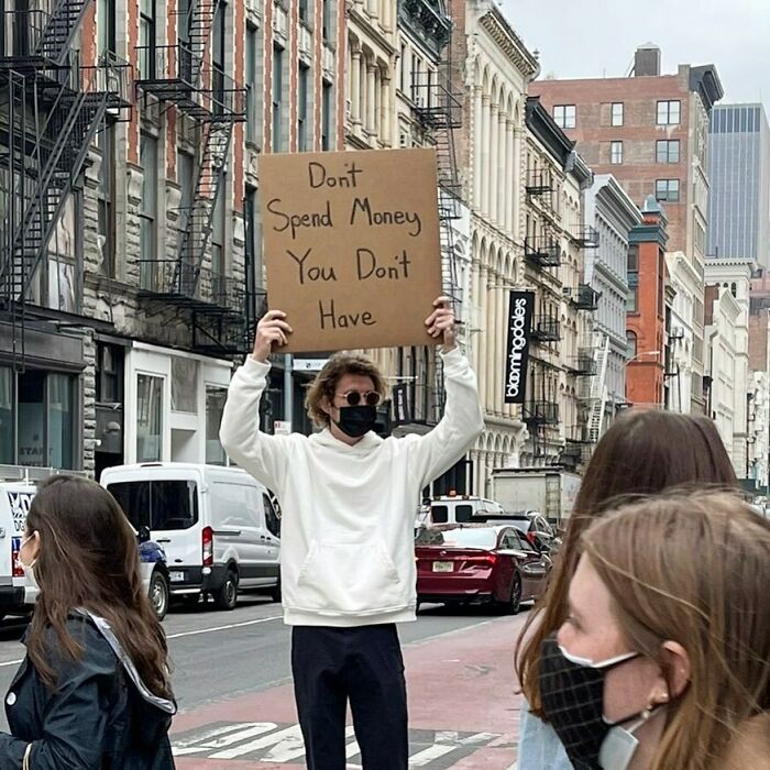 Chico protestando con un cartel en las calles de Nueva York 