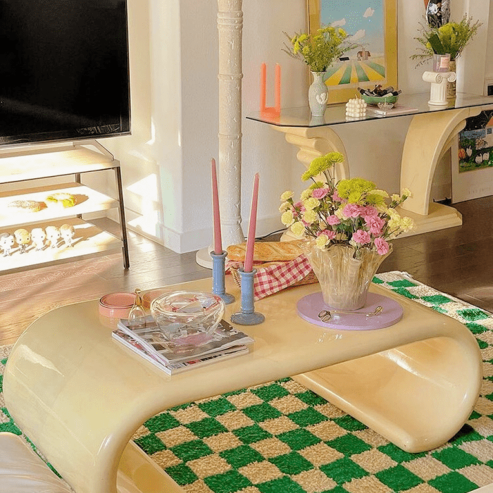 decoraciones en color beige, pastel, rosa, azul, amarillo, verde, naranja, velas, sillones, sillas, macetas, bowls, lámparas, flores, mesitas de café, sofás, alhajeros, floreros, muebles esquineros