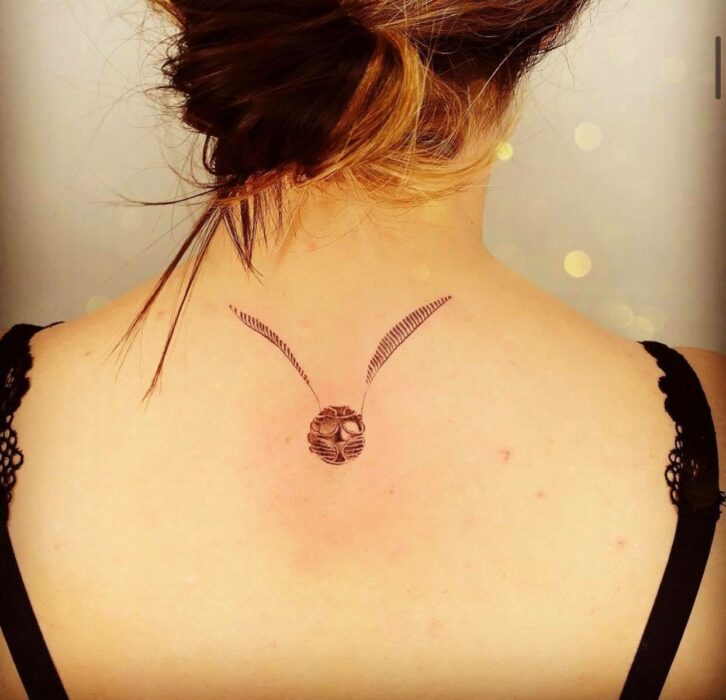 Snitch dorada; 18 Tatuajes inspirados en 'Harry Potter' que te llevarán de vuelta a Hogwarts