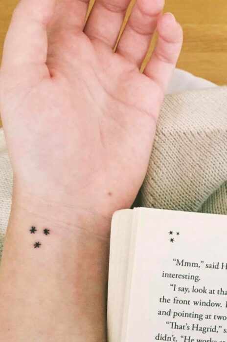 Asteriscos; 18 Tatuajes inspirados en 'Harry Potter' que te llevarán de vuelta a Hogwarts