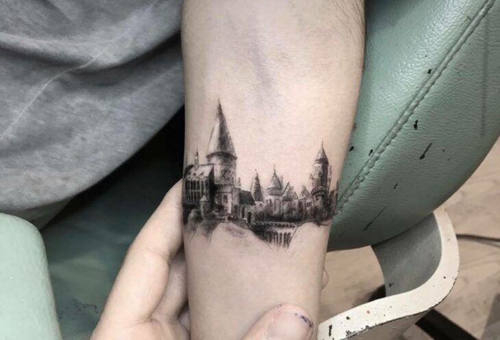 Castillo mágico; 18 Tatuajes inspirados en 'Harry Potter' que te llevarán de vuelta a Hogwarts