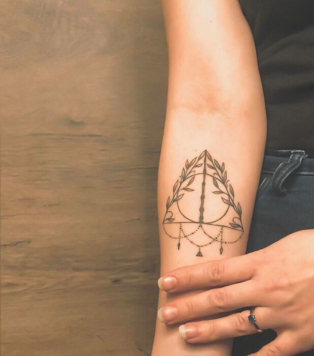 Reliquias de la muerte; 18 Tatuajes inspirados en 'Harry Potter' que te llevarán de vuelta a Hogwarts