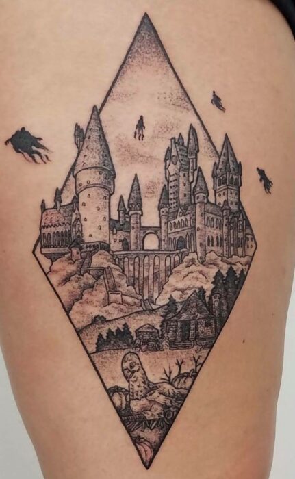 Castillo Hogwarts; 18 Tatuajes inspirados en 'Harry Potter' que te llevarán de vuelta a Hogwarts