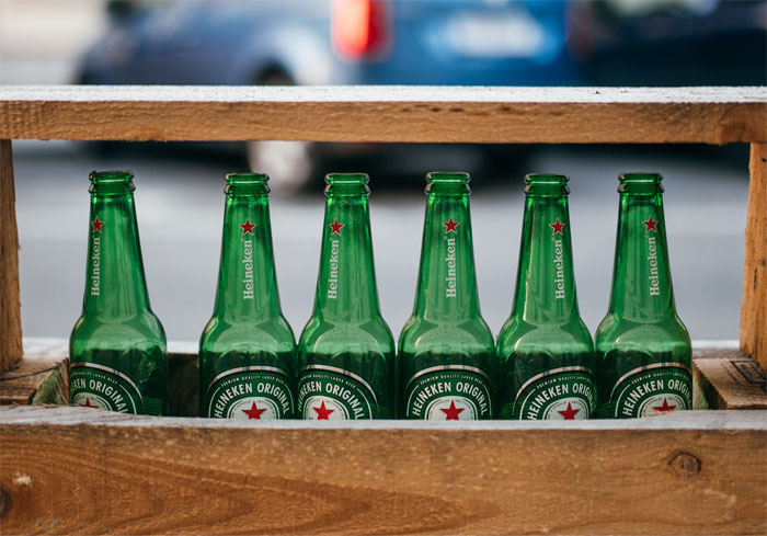 Caja con diferentes botellas 