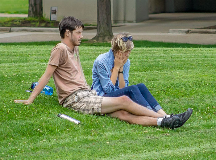 Pareja conversando en un parque 