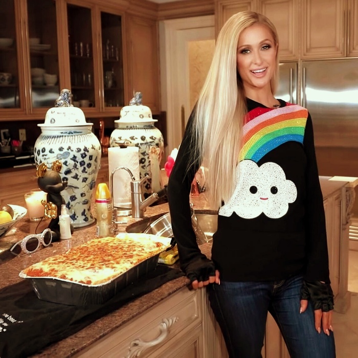 Paris Hilton en su nuevo programa de cocina