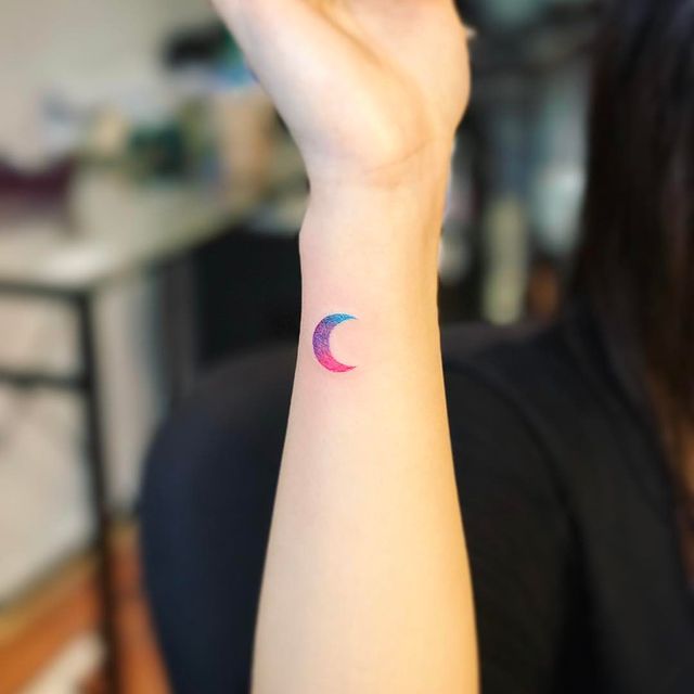 luna multicolor ;15 Ideas para cambiar tus pulseras por tatuajes de mano