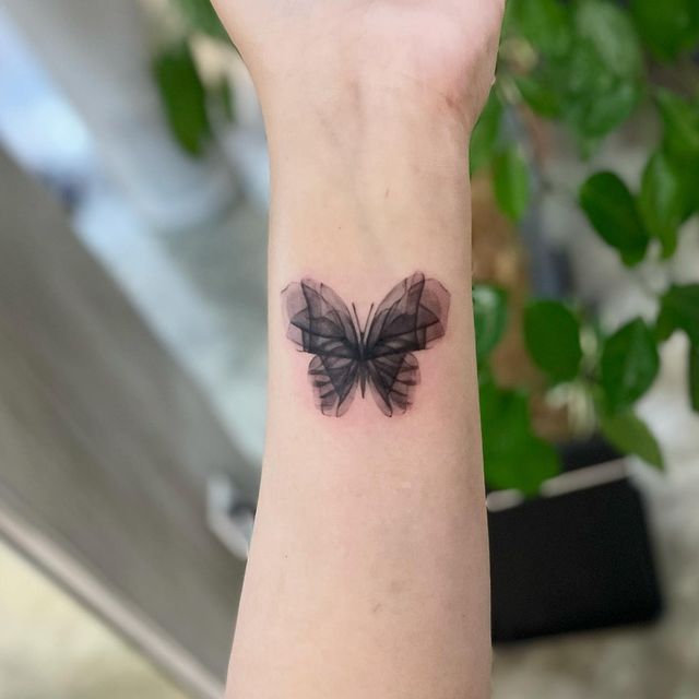 mariposa ;15 Ideas para cambiar tus pulseras por tatuajes de mano