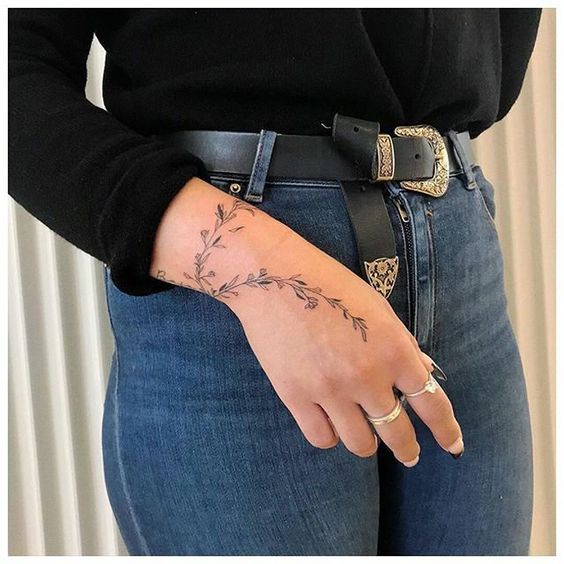 guía de hojas ;15 Ideas para cambiar tus pulseras por tatuajes de mano