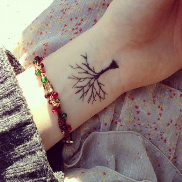 árbol ;15 Ideas para cambiar tus pulseras por tatuajes de mano