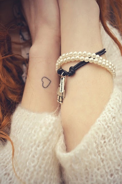 corazón ;15 Ideas para cambiar tus pulseras por tatuajes de mano