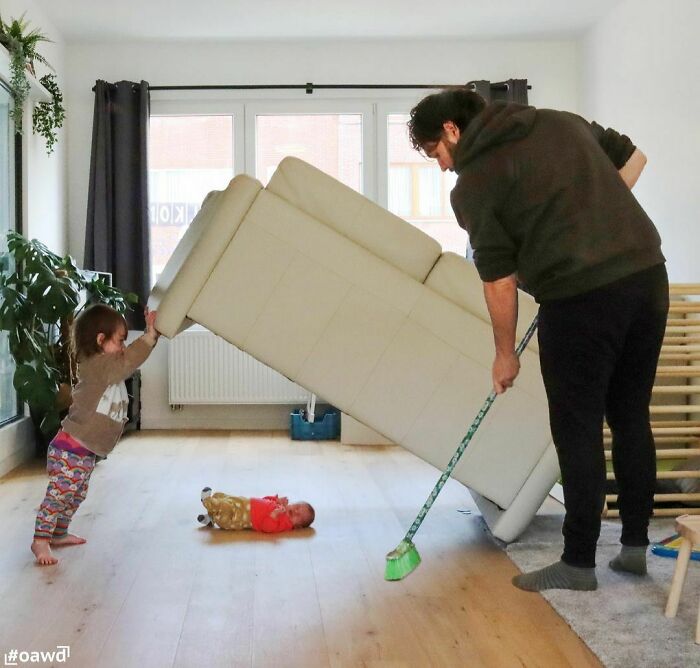 Limpieza de la casa ;Papá le envía a su novia estas fotos cada vez que le pregunta si sus bebés están bien
