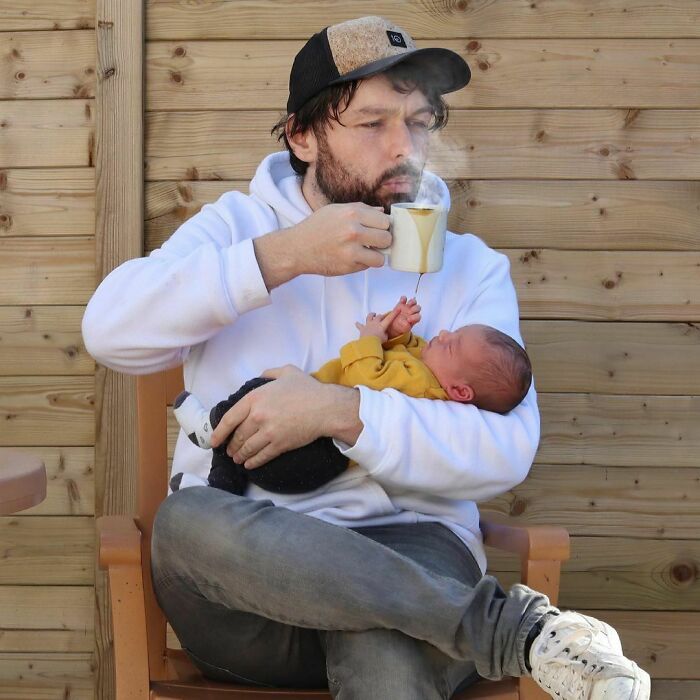 bebiendo café ;Papá le envía a su novia estas fotos cada vez que le pregunta si sus bebés están bien