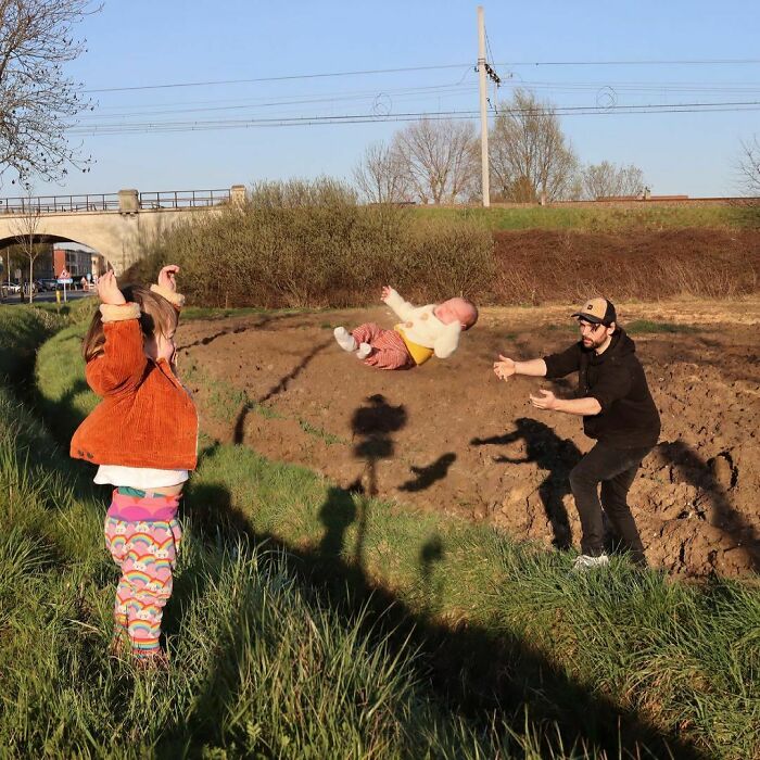 Jugando en el campo  ;Papá le envía a su novia estas fotos cada vez que le pregunta si sus bebés están bien
