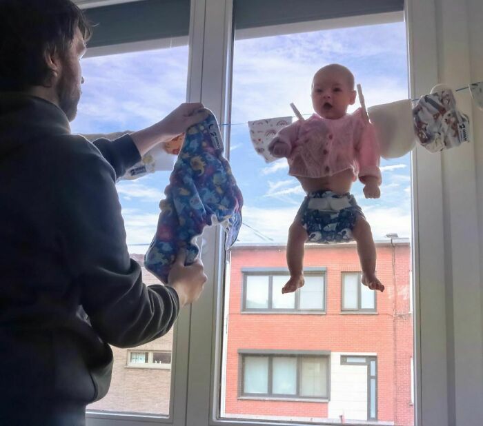 tendiendo la ropa ;Papá le envía a su novia estas fotos cada vez que le pregunta si sus bebés están bien