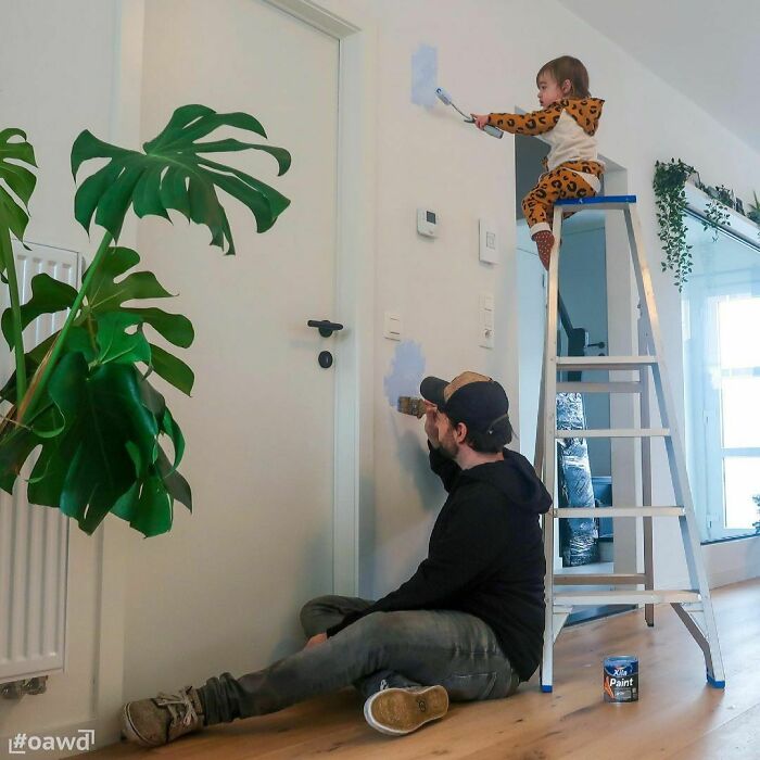 Pintando las paredes de la casa ;Papá le envía a su novia estas fotos cada vez que le pregunta si sus bebés están bien