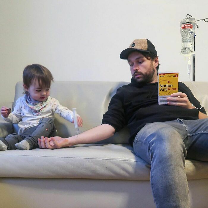 sentados en el sofá ;Papá le envía a su novia estas fotos cada vez que le pregunta si sus bebés están bien