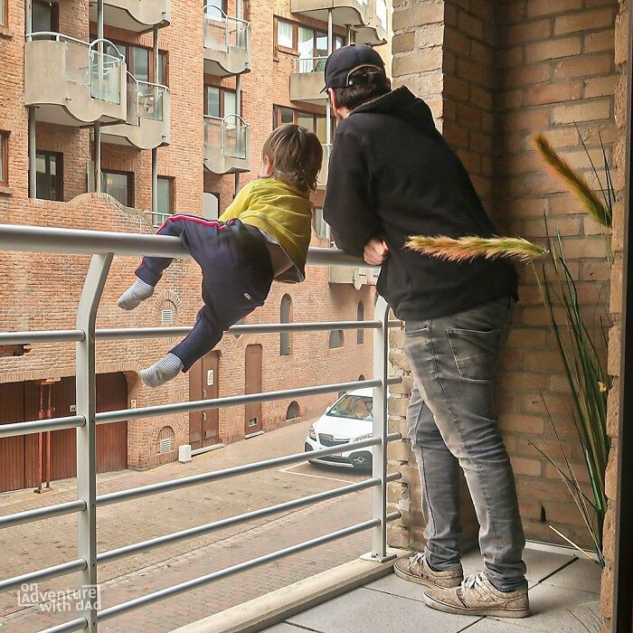 Colgado en los barrotes del balcón ;Papá le envía a su novia estas fotos cada vez que le pregunta si sus bebés están bien