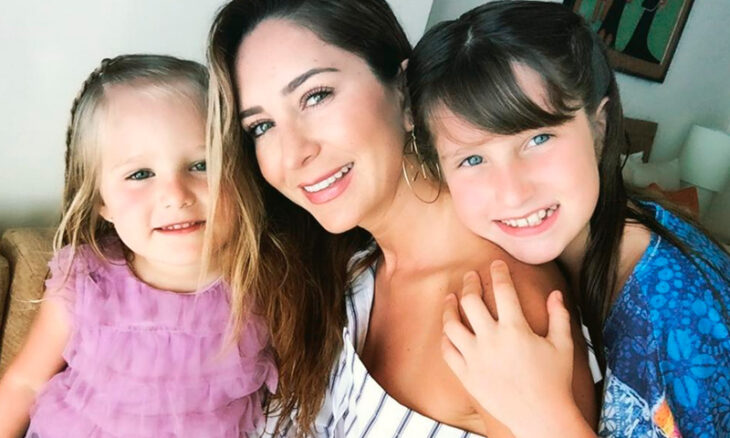 Geraldine Bazán posando para una foto junto a sus hijas