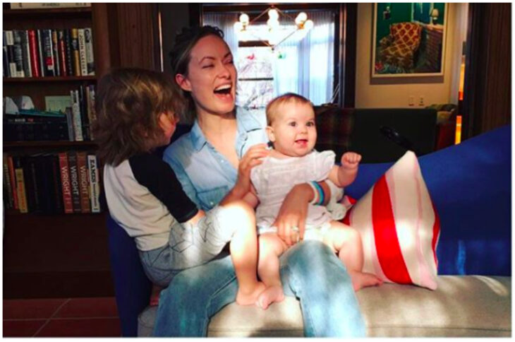 Olivia Wilde jugando con sus hijos
