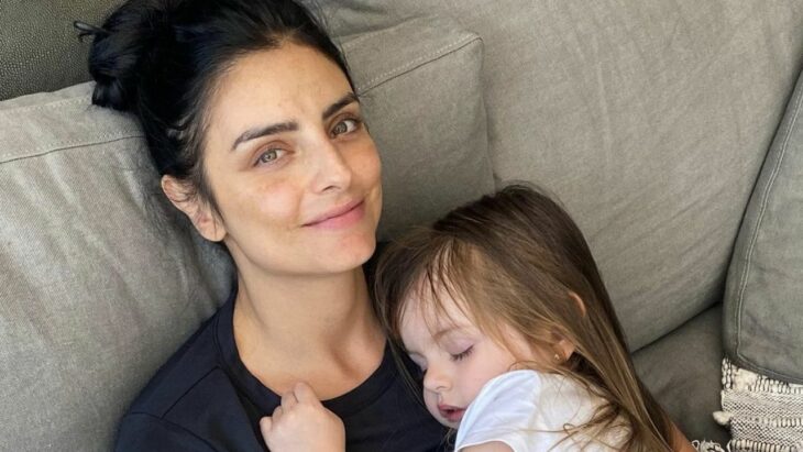Aislinn Derbez durmiendo junto a su hija