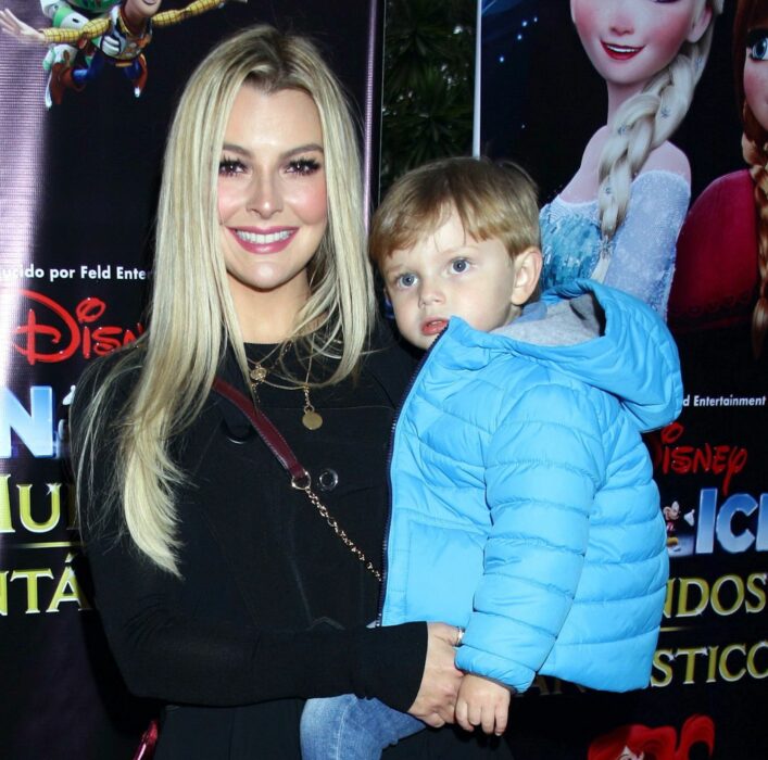 Marjorie de Sousa sosteniendo a su hijo en brazos