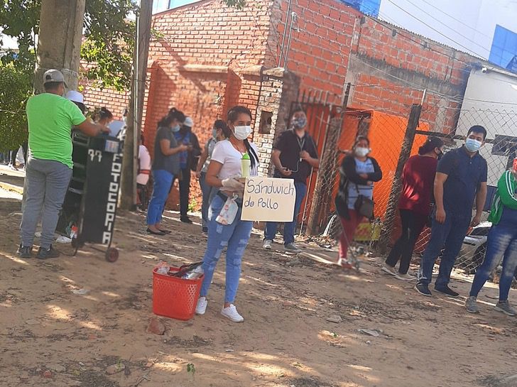 Chica vendiendo comida en la calle; Periodista responde a las críticas y burlas por vender sándwiches en la calle