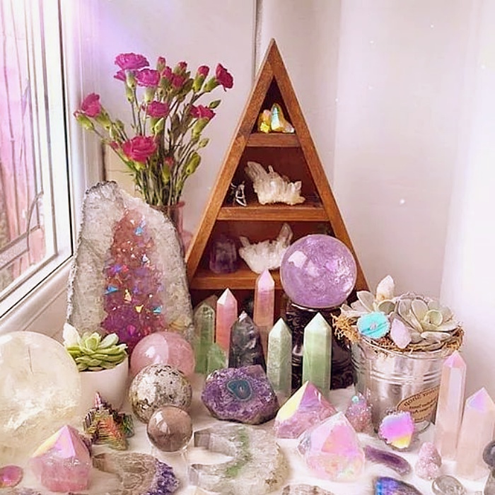 decoraciones del hogar, recámara, cuarto, habitación, sala, lámparas, muebles, veladoras, decoraciones con cuarzos rosas y cristales
