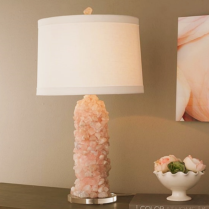 decoraciones del hogar, recámara, cuarto, habitación, sala, lámparas, muebles, veladoras, decoraciones con cuarzos rosas y cristales