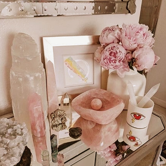 decoraciones del hogar, recámara, cuarto, habitación, sala, lámparas, muebles, veladoras, decoraciones con cuarzos rosas y cristales