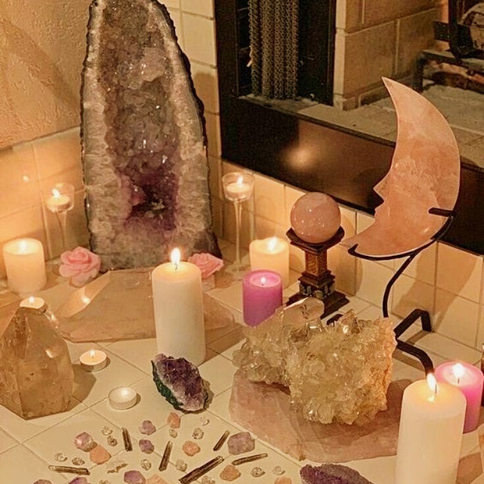 decoraciones del hogar, recámara, cuarto, habitación, sala, lámparas, muebles, veladoras, decoraciones con cuarzos rosas y cristales