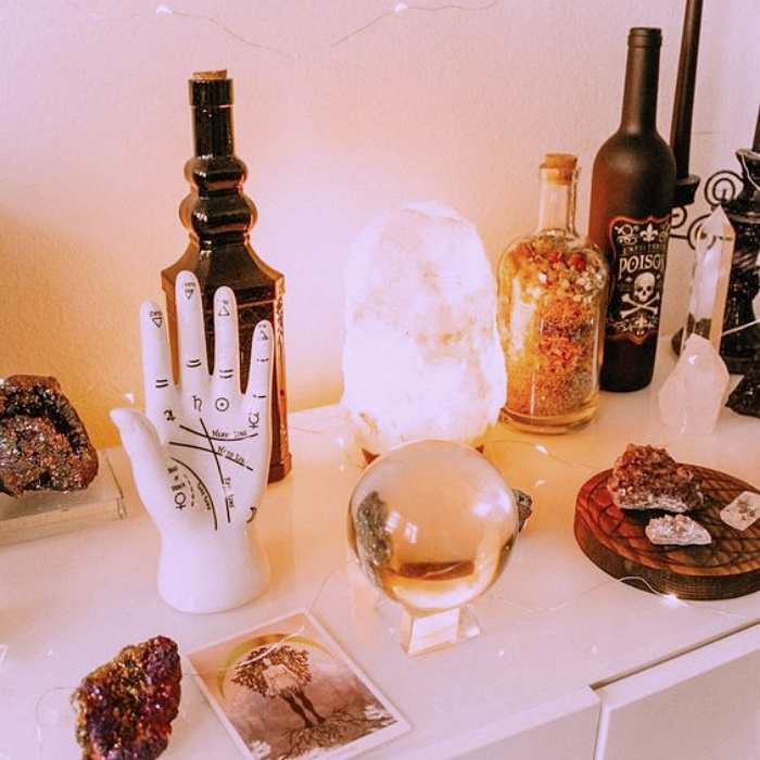 decoraciones del hogar, recámara, cuarto, habitación, sala, lámparas, muebles, veladoras, decoraciones con cuarzos rosas y cristales