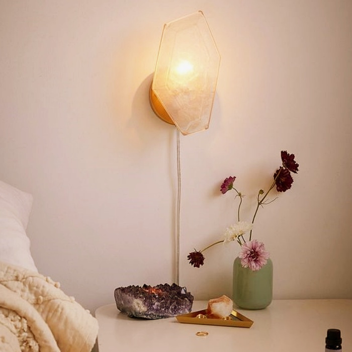 decoraciones del hogar, recámara, cuarto, habitación, sala, lámparas, muebles, veladoras, decoraciones con cuarzos rosas y cristales