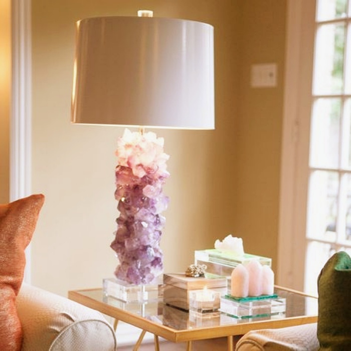 decoraciones del hogar, recámara, cuarto, habitación, sala, lámparas, muebles, veladoras, decoraciones con cuarzos rosas y cristales